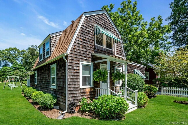 107 Sebonac Rd in Southampton, NY - Building Photo - Building Photo