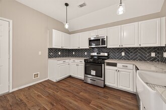 9418 Belleclaire Ln in Houston, TX - Building Photo - Building Photo