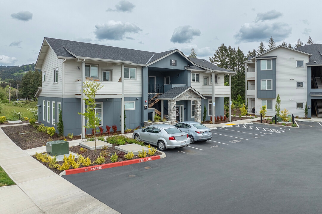 Crestview Crossing Apartments in Newberg, OR - Foto de edificio