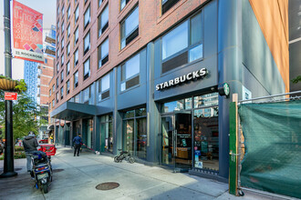 2614 Jackson Ave in Long Island City, NY - Foto de edificio - Building Photo