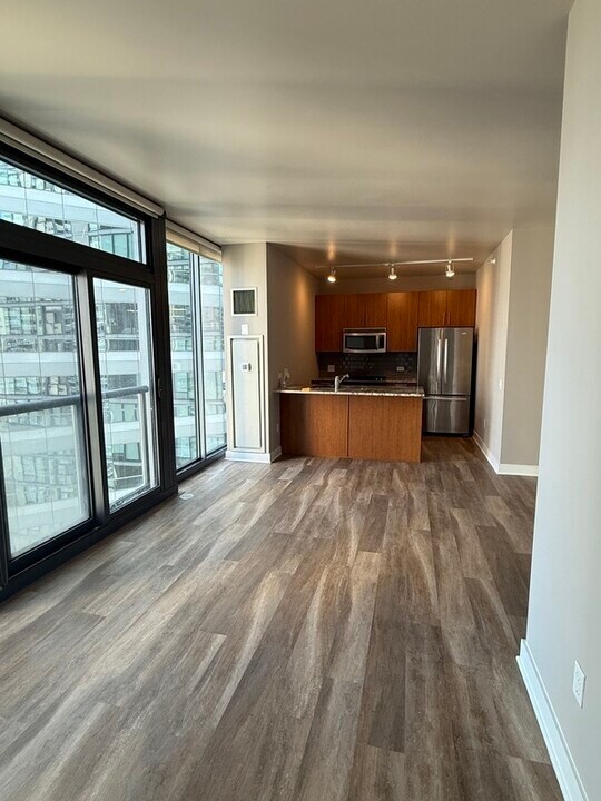 11 W Grand Ave in Chicago, IL - Building Photo