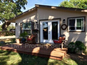 1877 Templeton Rd in Templeton, CA - Foto de edificio - Building Photo