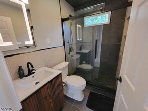 40 Surrey Ln in Clifton, NJ - Building Photo - Building Photo