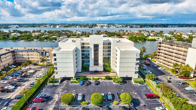 3555 S Ocean Blvd-Unit -311 in South Palm Beach, FL - Building Photo - Building Photo