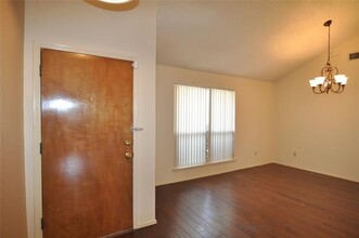 218 E Denton Dr in Euless, TX - Foto de edificio - Building Photo