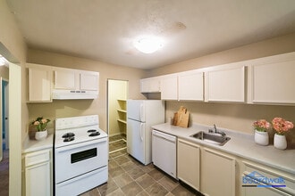 Tamarack East & West in Edmonton, AB - Building Photo - Building Photo
