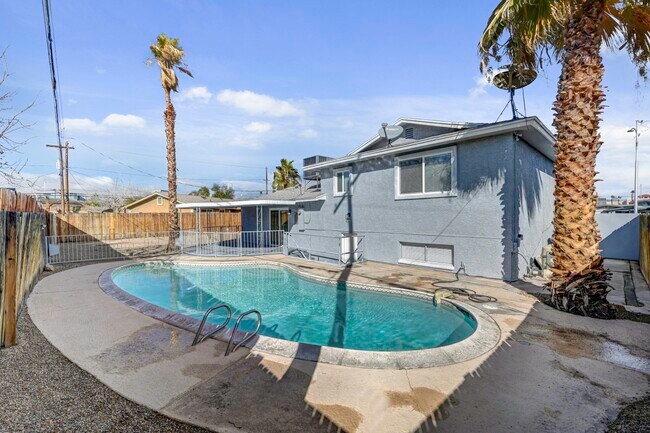 6121 Edgewood Cir