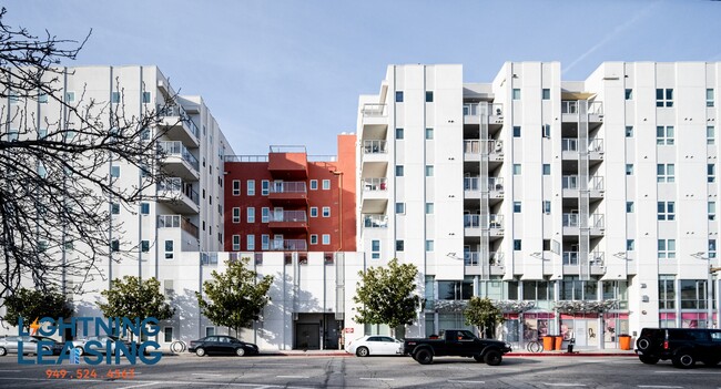 11405-11405 Chandler Blvd in Los Angeles, CA - Building Photo - Building Photo