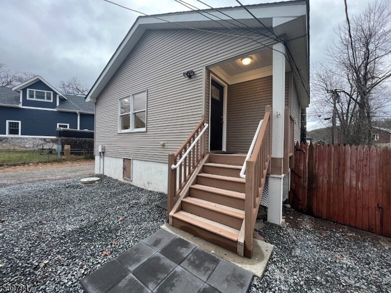 18 W River Styx Rd in Hopatcong, NJ - Building Photo