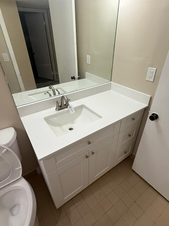 805 NE 199th St in Miami, FL - Building Photo - Building Photo