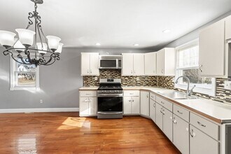 70 W High St in Avon, MA - Building Photo - Building Photo