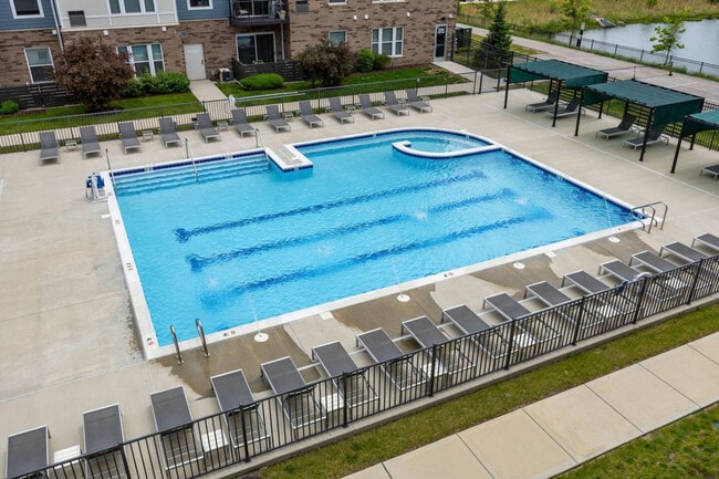 28294 Ferry Rd in Warrenville, IL - Foto de edificio - Building Photo