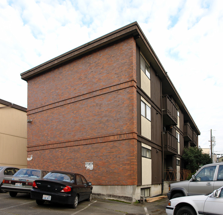 Sands Spring Apartment in Seattle, WA - Building Photo