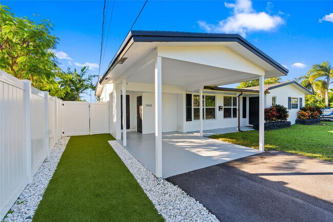 1960 NW 32nd Ct in Oakland Park, FL - Building Photo - Building Photo