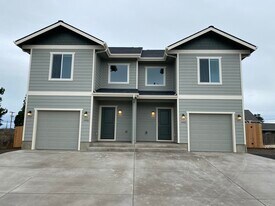 1440 Elm St in Junction City, OR - Building Photo