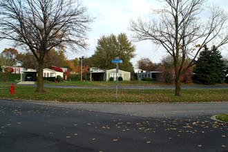 Avon on the Lake in Rochester Hills, MI - Building Photo - Building Photo