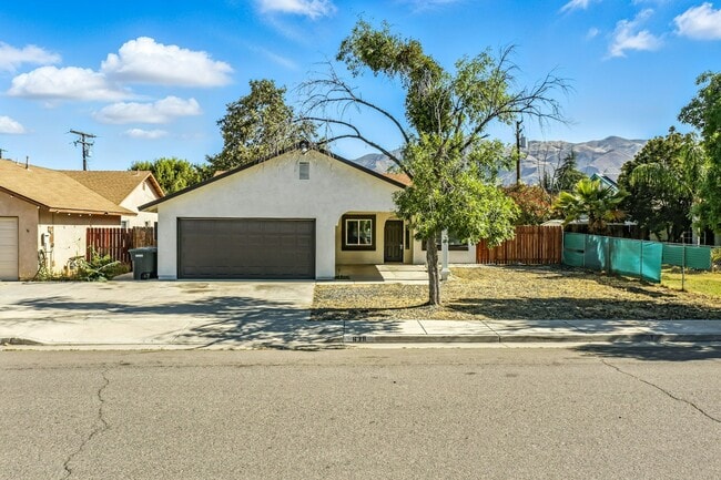 property at 639 E 5th St
