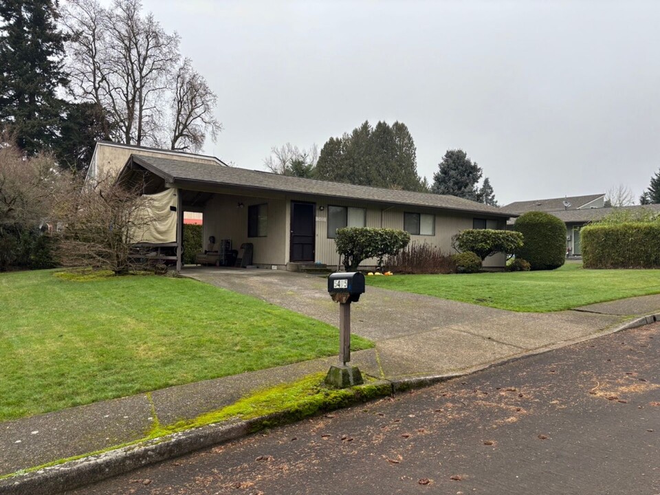 5495 SE Gill St in Milwaukie, OR - Foto de edificio