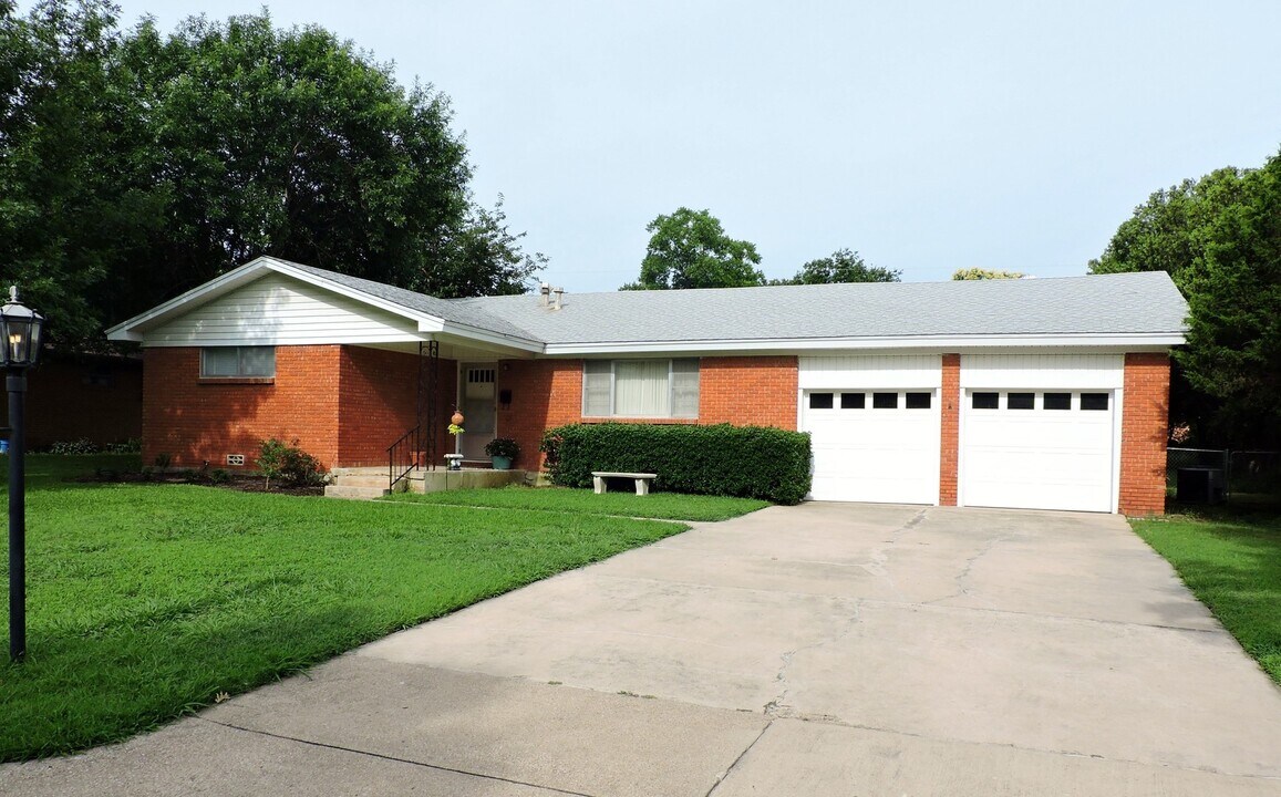 1206 Park Center St in Benbrook, TX - Building Photo