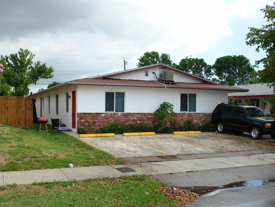 2851-2861 NW 11th Pl in Fort Lauderdale, FL - Building Photo