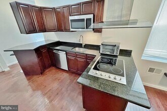 1506 Brown St-Unit -1ST FLOOR in Philadelphia, PA - Building Photo - Building Photo