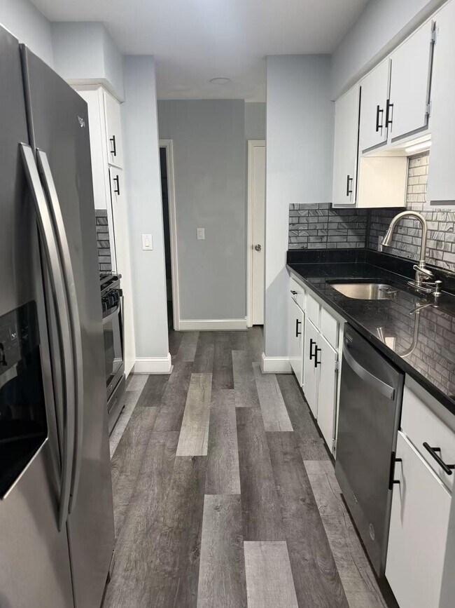 210 Brook Village Rd in Nashua, NH - Building Photo - Building Photo