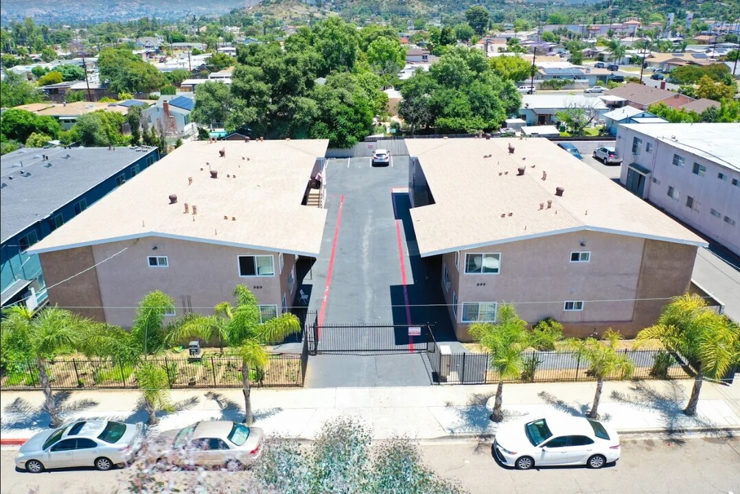 Leslie Manor in El Cajon, CA - Building Photo