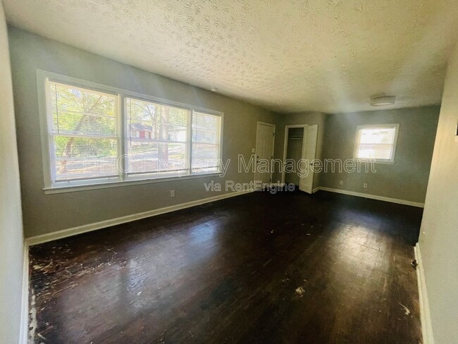 3210 Delowe Dr in East Point, GA - Building Photo - Building Photo