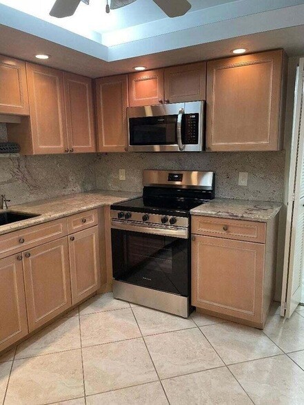 6300 NW 2nd Ave, Unit 305 in Boca Raton, FL - Building Photo