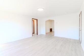 825 5th Ave, Unit 1 in East Mckeesport, PA - Foto de edificio - Building Photo