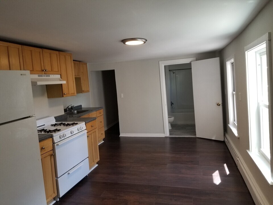 247 Bennington St in Boston, MA - Building Photo