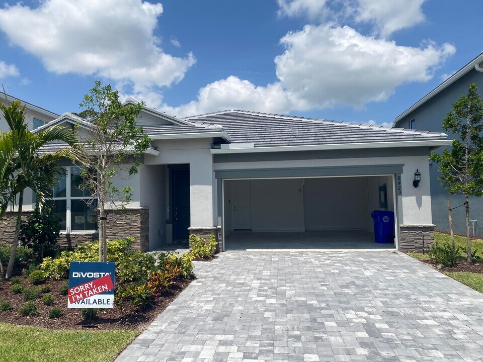 8423 Beagle Ter in Wabasso, FL - Building Photo