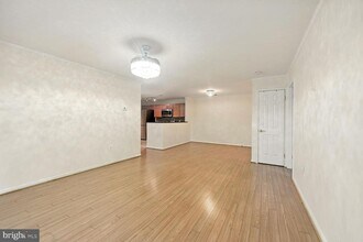 2050 N Calvert St-Unit -405 in Arlington, VA - Building Photo - Building Photo