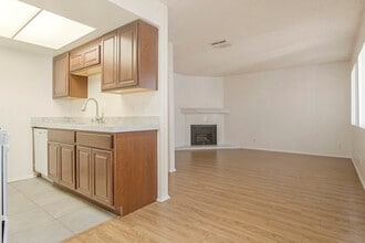 Acacia Manor in Glendale, CA - Foto de edificio - Building Photo