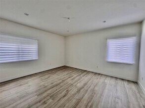 8143 NW 45th St in Doral, FL - Foto de edificio - Building Photo