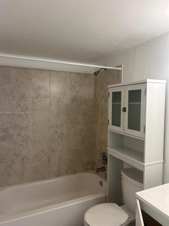 1251 NE 108th St, Unit #412 in Miami, FL - Building Photo - Building Photo