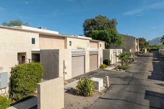 Riverview Condominiums in Tucson, AZ - Building Photo - Building Photo