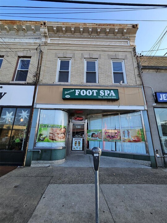 180 Jericho Tpke in Floral Park, NY - Building Photo