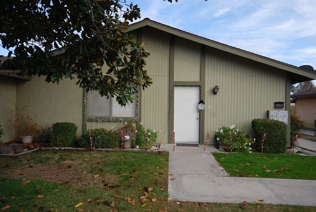 6104 Stine Rd in Bakersfield, CA - Foto de edificio - Building Photo