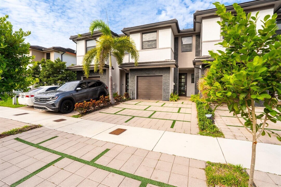 15824 NW 91st Ct, Unit 0 in Miami Lakes, FL - Building Photo