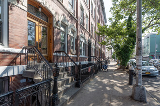 65 Meserole Ave in Brooklyn, NY - Building Photo - Building Photo