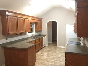 3511 Drayton Dr in Dalzell, SC - Foto de edificio - Building Photo