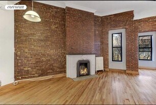 70 W 11th St in New York, NY - Building Photo