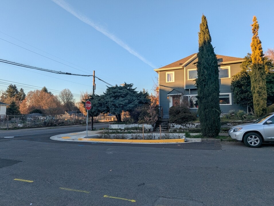 2005 SE Taylor St in Portland, OR - Foto de edificio