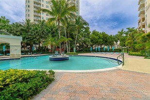 19501 W Country Club Dr, Unit 1011 in Aventura, FL - Building Photo