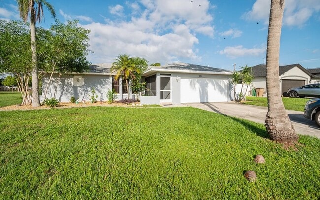 206 SE Santa Barbara Pl in Cape Coral, FL - Building Photo - Building Photo