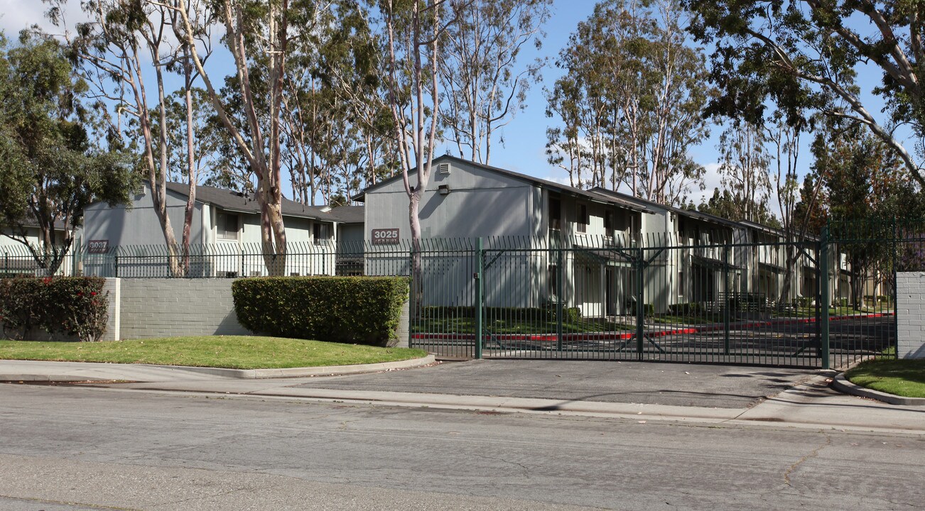 Springdale West Apartments in Long Beach, CA - Building Photo