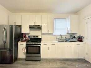 104 Thompson St in Raritan, NJ - Building Photo - Building Photo