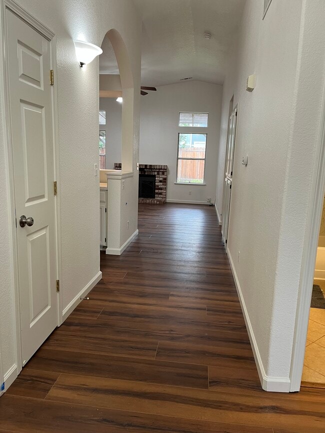 2128 Jayhawk Dr in Lodi, CA - Foto de edificio - Building Photo