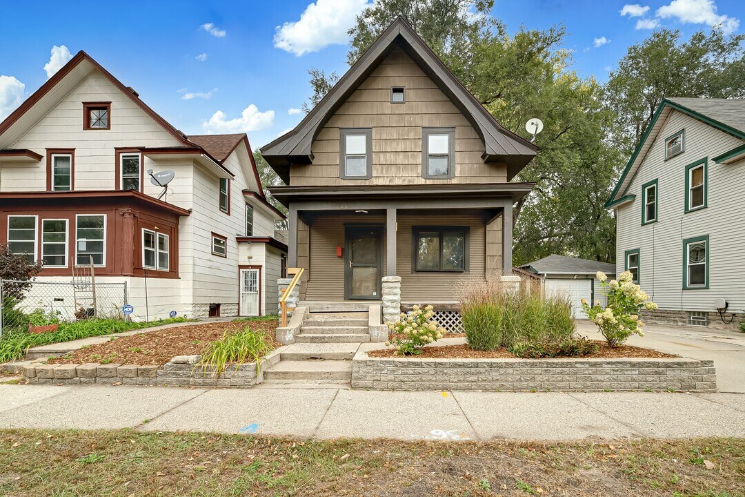 108 E 37th St in Minneapolis, MN - Building Photo